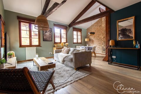 TV and multimedia, Living room, Decorative detail, Dining area, furniture, heating, internet