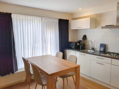 Coffee/tea facilities, Kitchen or kitchenette, Dining area, stove