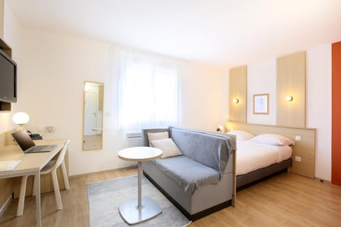Bed, Photo of the whole room, Seating area, Bedroom