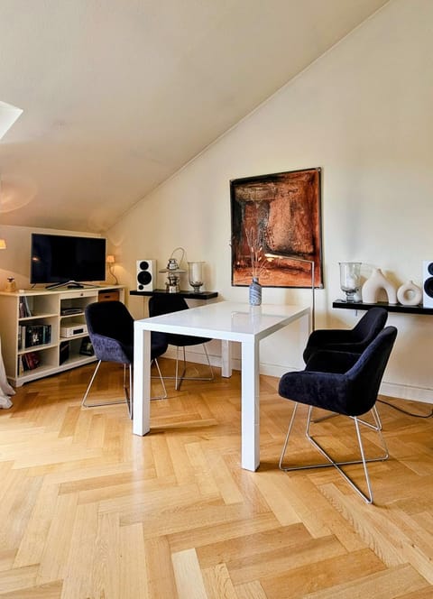 TV and multimedia, Seating area, Dining area