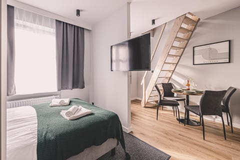 Bed, TV and multimedia, Living room, Photo of the whole room, Seating area, Bedroom, towels