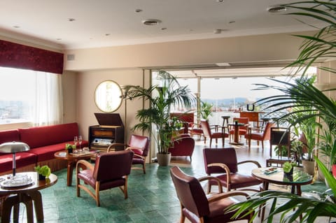 Property building, Balcony/Terrace, Lounge or bar