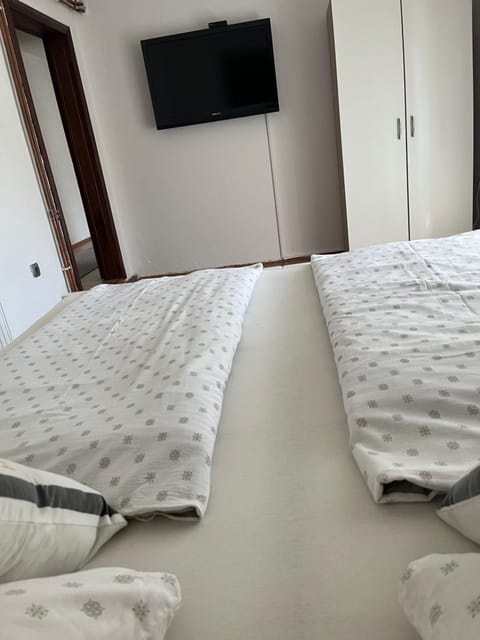 Bed, TV and multimedia, Bedroom