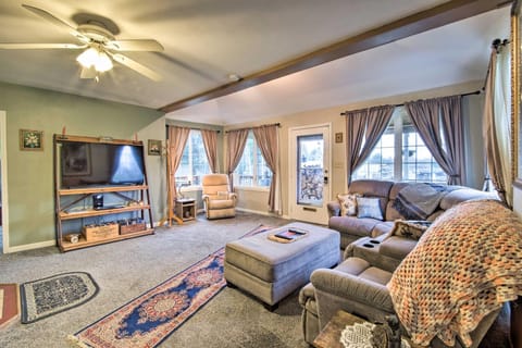 Updated Coos Bay Home about 2 Mi to Pacific Ocean House in Coos Bay