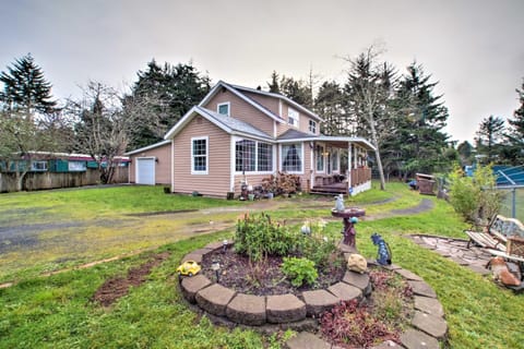 Updated Coos Bay Home about 2 Mi to Pacific Ocean House in Coos Bay