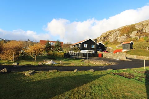 Property building, Day, Neighbourhood, Natural landscape, Mountain view, Parking
