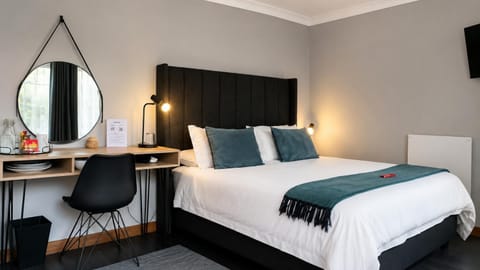 Bed, TV and multimedia, Photo of the whole room, Bedroom