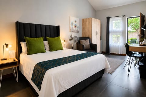 Bed, Photo of the whole room, Seating area, Bedroom, Garden view