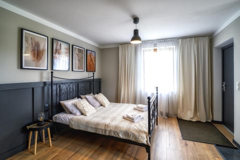 Bedroom, Mountain view
