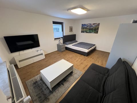 Communal lounge/ TV room, Bed, TV and multimedia, Living room, Photo of the whole room, Seating area, Evening entertainment, Bedroom