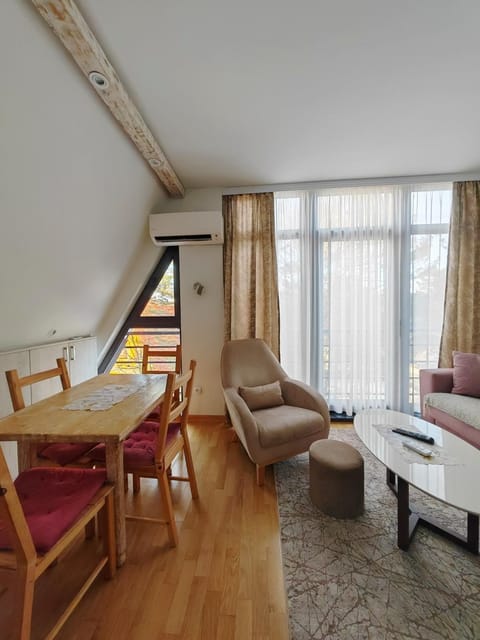 Photo of the whole room, Seating area, Dining area