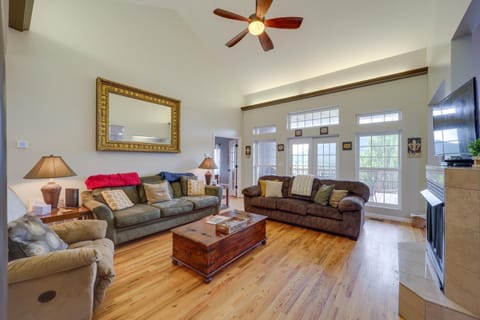 Classy Home with Hot Tub and Mt Jefferson Views! House in West Jefferson