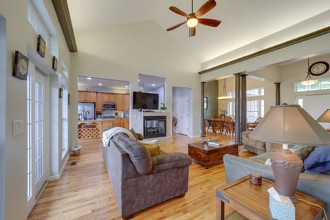 Classy Home with Hot Tub and Mt Jefferson Views! House in West Jefferson