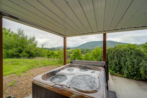 Classy Home with Hot Tub and Mt Jefferson Views! House in West Jefferson