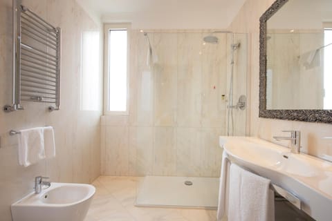 Toilet, Bathroom, TV and multimedia