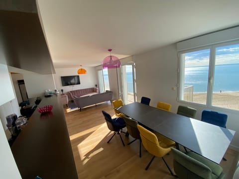 Communal lounge/ TV room, Living room, Beach, Sea view