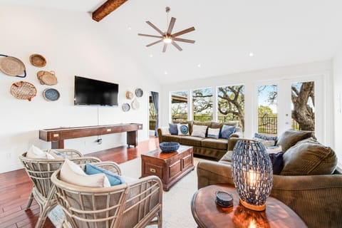 Cliff side Oasis House in Lake Travis