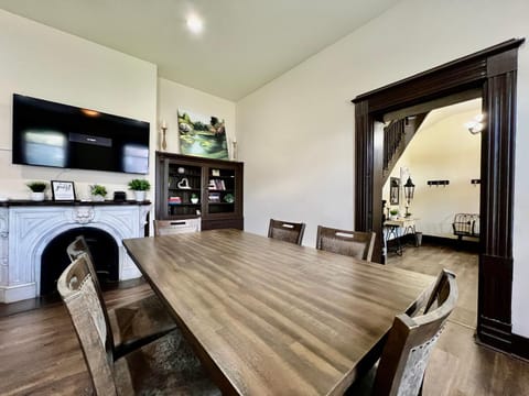 Newly Renovated Historic mansion ☆ 8 Bedrooms House in Hamilton