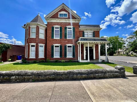 Newly Renovated Historic mansion ☆ 8 Bedrooms House in Hamilton