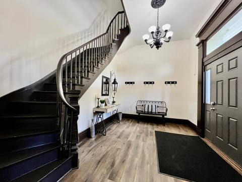 Newly Renovated Historic mansion ☆ 8 Bedrooms House in Hamilton