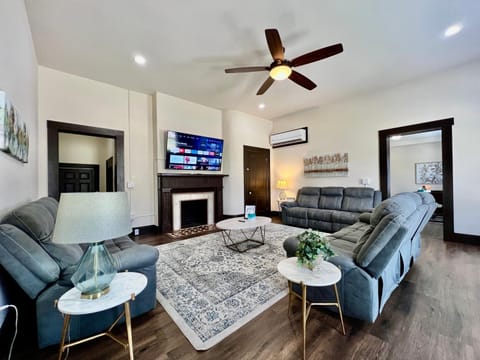 Newly Renovated Historic mansion ☆ 8 Bedrooms House in Hamilton