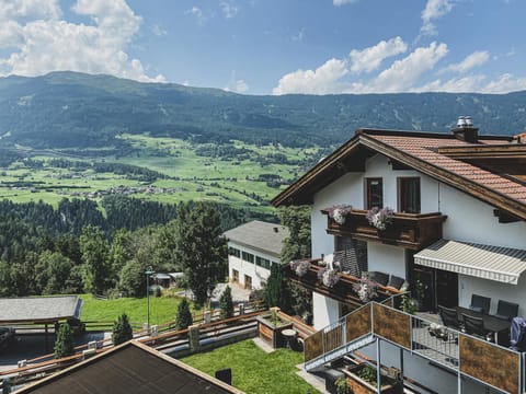 Property building, Garden, View (from property/room), Balcony/Terrace, Garden view, Mountain view