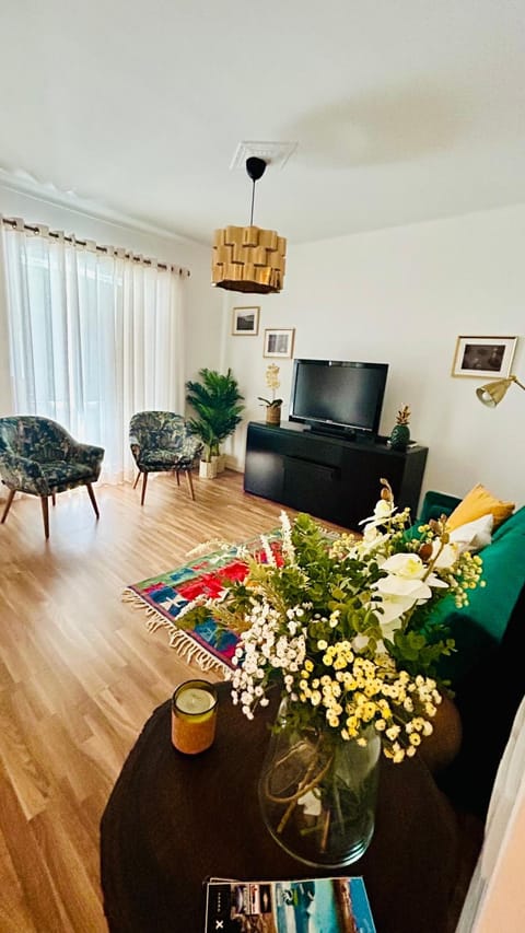 Communal lounge/ TV room, TV and multimedia, Living room, Seating area
