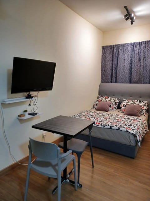 TV and multimedia, Seating area, Bedroom