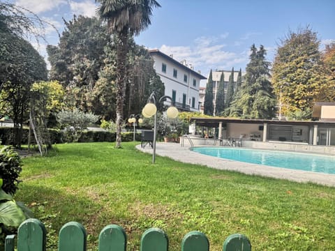 Patio, Garden, Autumn, On site, Garden view, Pool view, Swimming pool