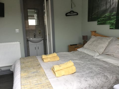 Bed, Bedroom, towels