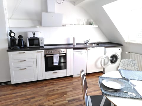 Coffee/tea facilities, Kitchen or kitchenette, Dining area