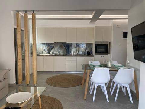 Kitchen or kitchenette, Living room, Seating area, Dining area