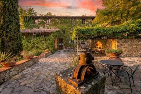 Property building, Patio, Balcony/Terrace