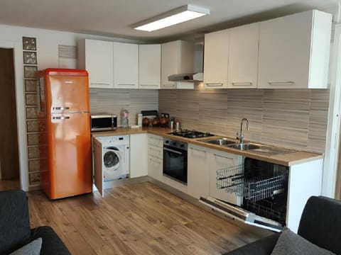 Kitchen or kitchenette, dishwasher, oven, washing machine