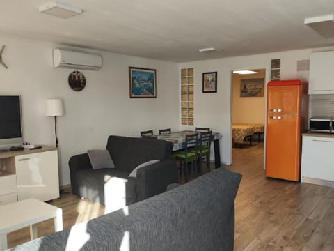 Seating area, air conditioner