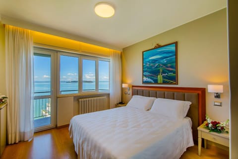 Photo of the whole room, Lake view, Lake view