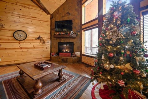 Iron Horse Lodge sleeps 18, Games, Fire Pit, Hot Tub, EV, more Villa in Oklahoma
