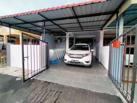 Facade/entrance, Swimming pool