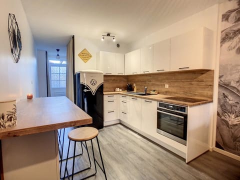 Kitchen or kitchenette, Dining area, stove