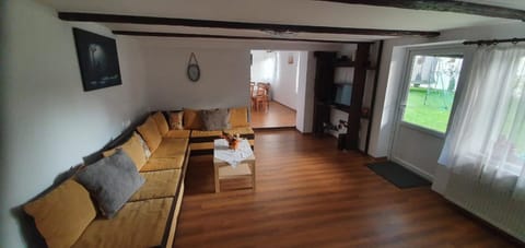 TV and multimedia, Living room, Seating area, Evening entertainment