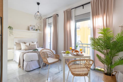 Bed, Living room, Food and drinks, Seating area, Dining area, Bedroom, Food