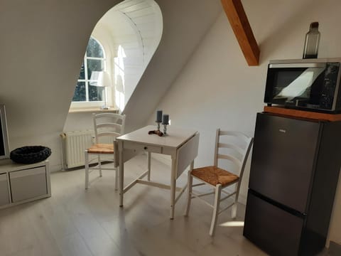 Kitchen or kitchenette, Seating area