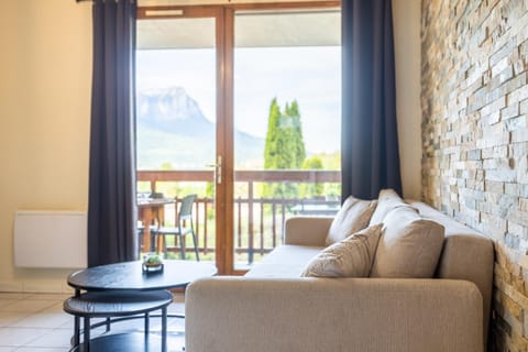 Balcony/Terrace, Living room, Mountain view