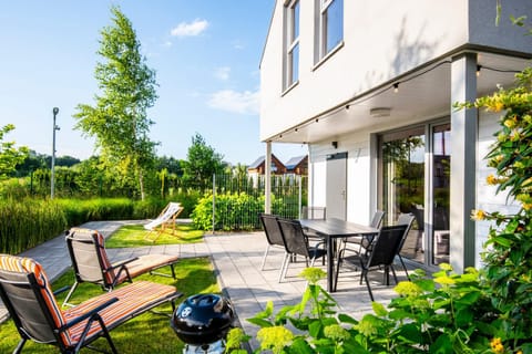 Property building, Spring, Garden, Balcony/Terrace, Seating area, Garden view