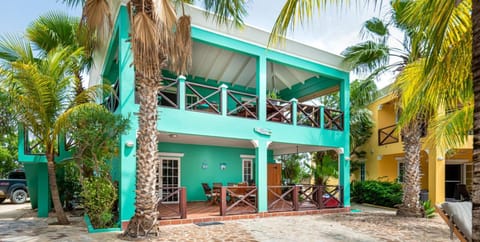 Property building, Patio, BBQ facilities, Seating area, Dining area