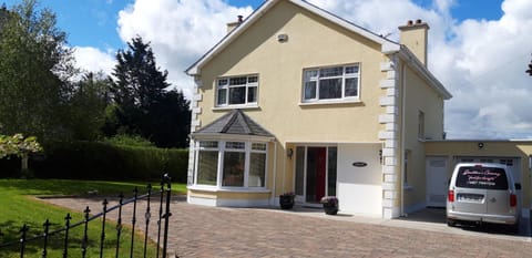 SHALOM - IN THE HEART OF THE LAKES House in Longford