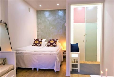 Bed, Living room, Photo of the whole room