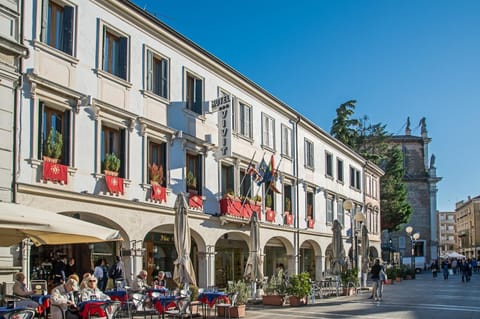 Property building, Facade/entrance, Day, Bird's eye view