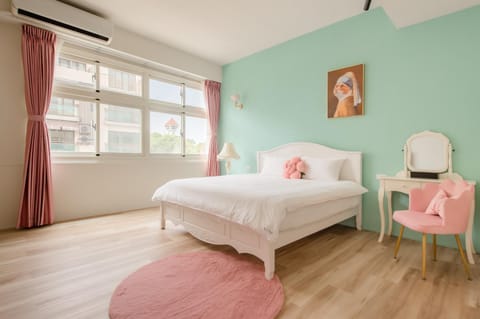 Bed, Photo of the whole room, Bedroom