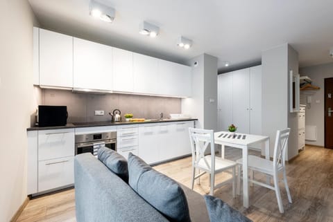 Kitchen or kitchenette, Seating area, Dining area, Communal kitchen